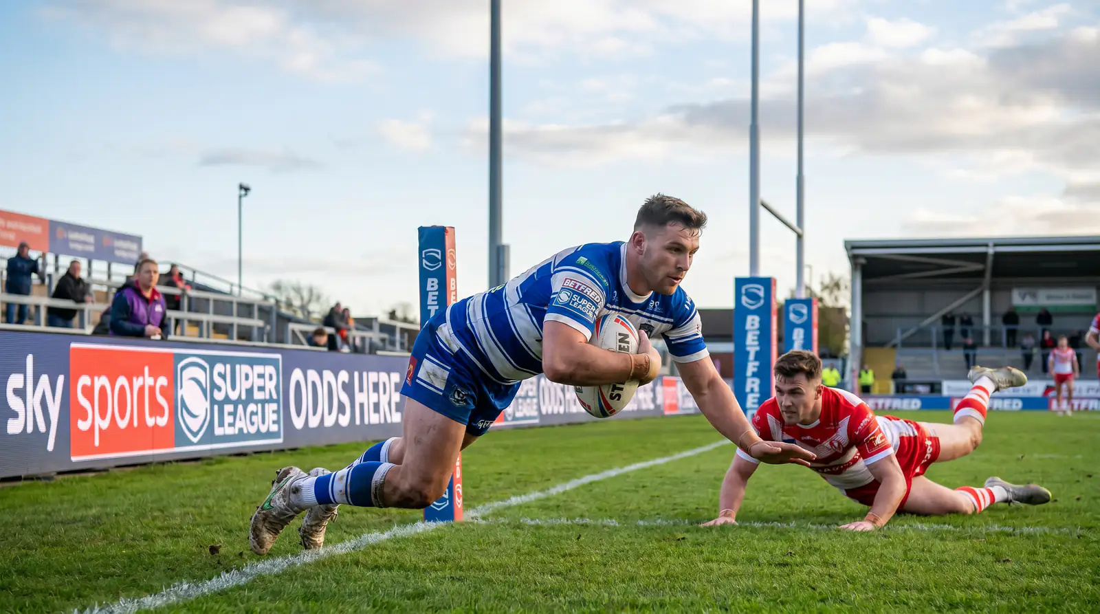 Super League winger diving in to score try at the corner